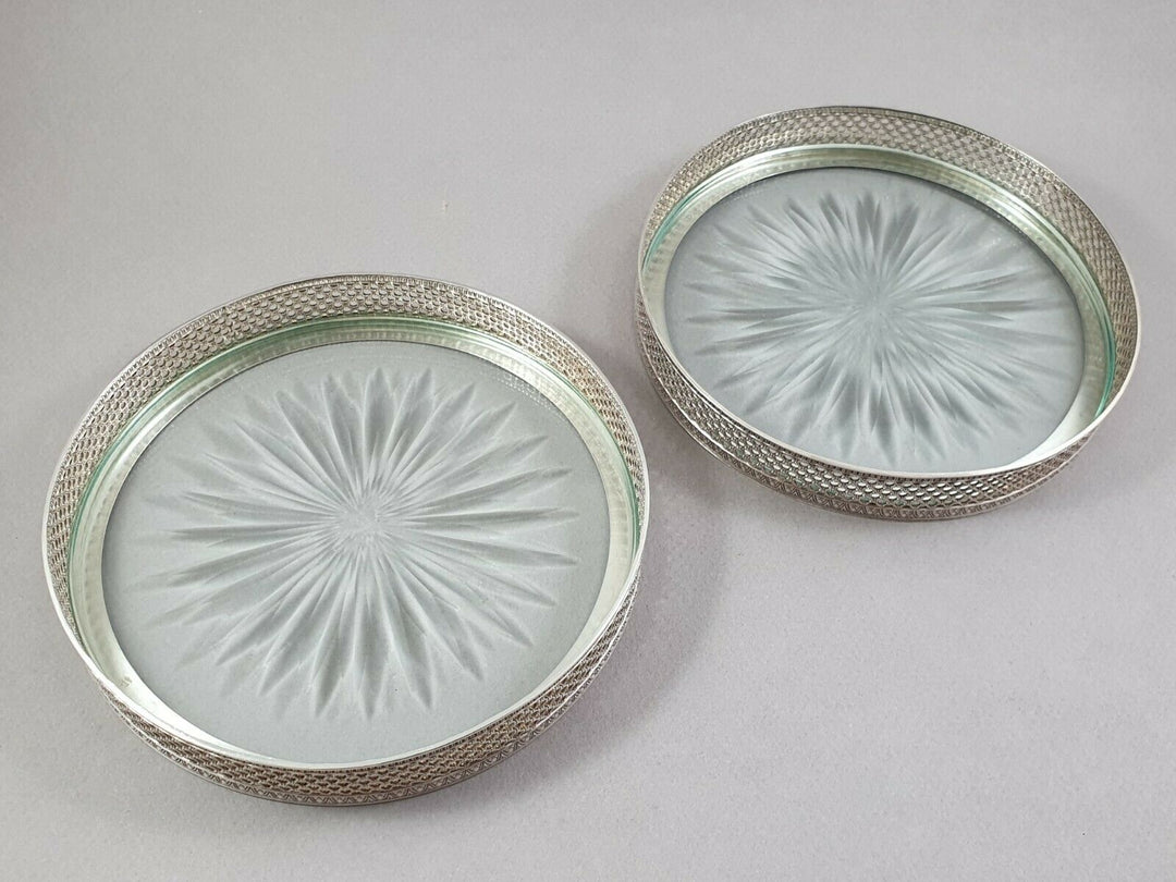 Puiforcat Paire de dessous de bouteille en verre et argent massif Minerve