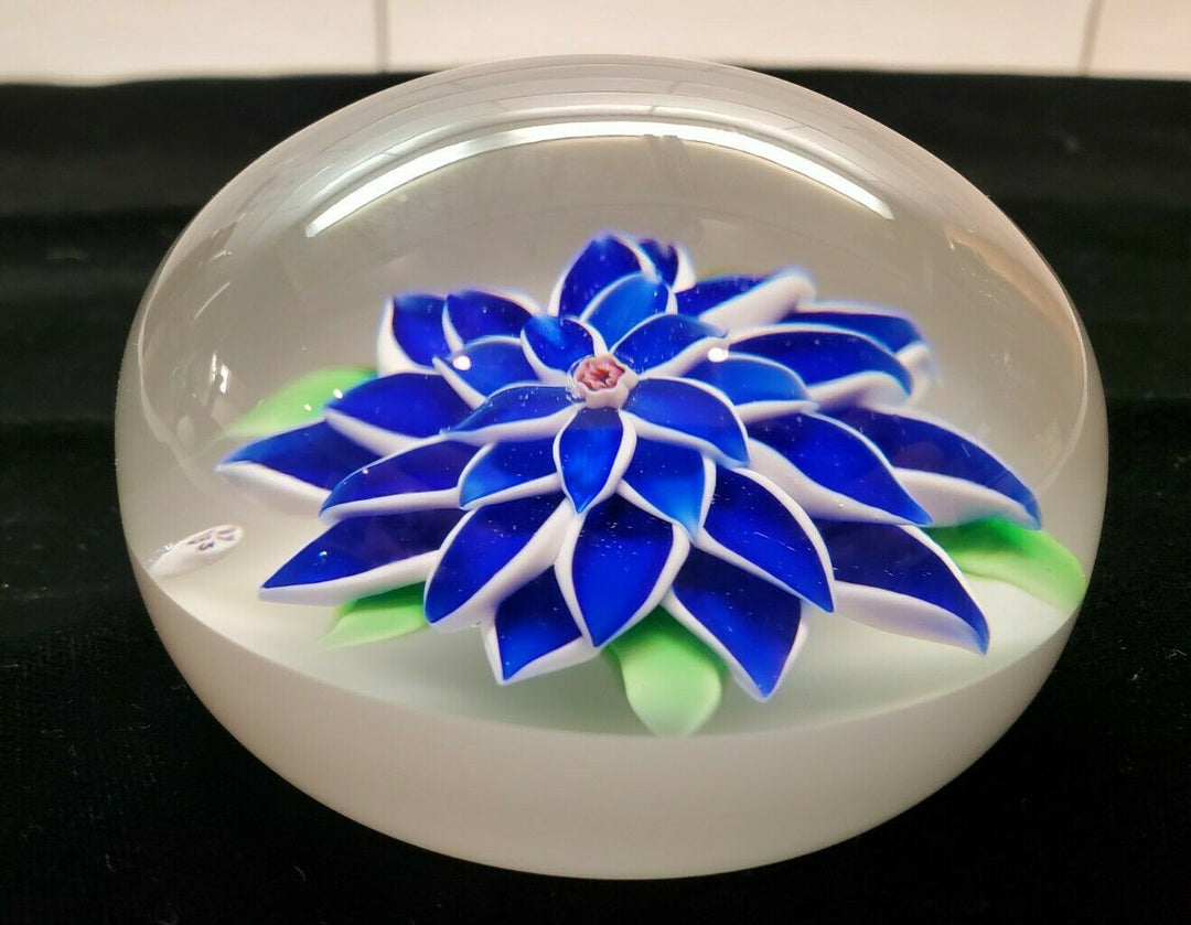 RARE 1973 BACCARAT BLUE DAHLIA ON WHITE BACKGROUND ART GLASS PAPERWEIGHT #279