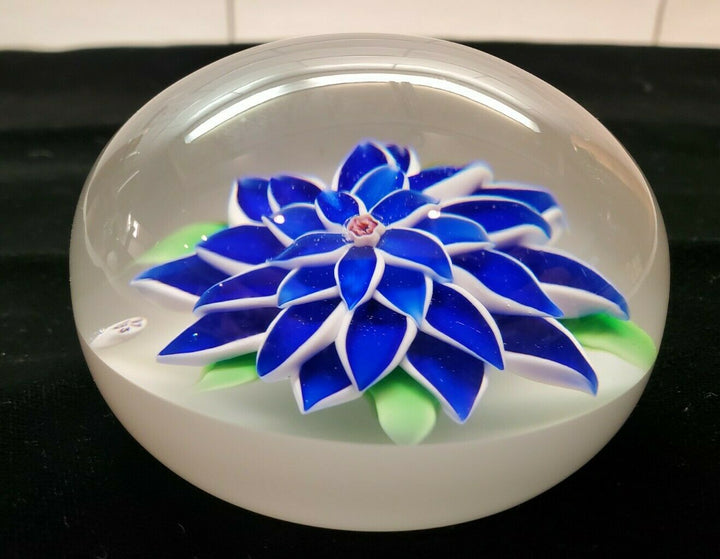 RARE 1973 BACCARAT BLUE DAHLIA ON WHITE BACKGROUND ART GLASS PAPERWEIGHT #279