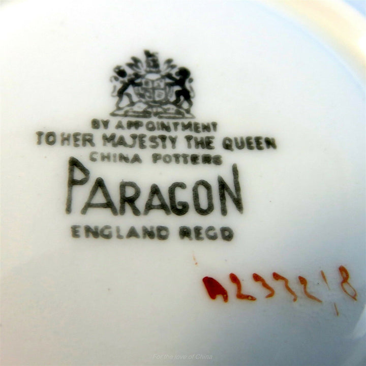 パラゴン　ヴィンテージ風淡いグリーン地のフラワー＆ベリーカップ&ソーサー