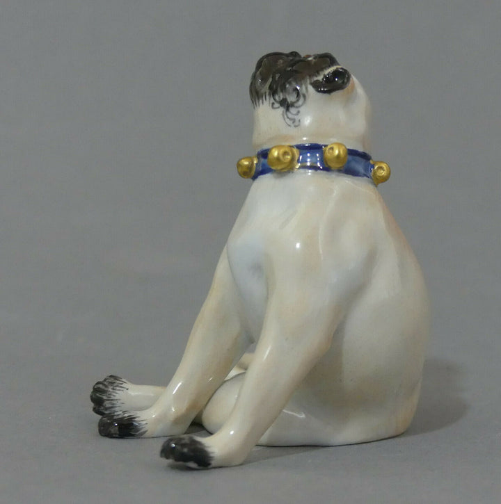 ⚔ Meissen Figur 78773 Mops mit Schellen sitzend sich kraulend 1.Wahl H.6,4cm
