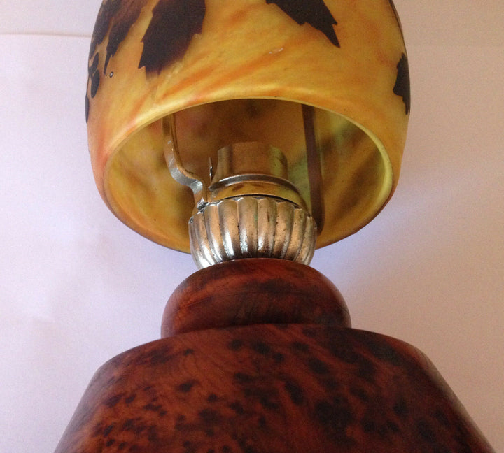 Daum Nancy : lampe en verre multicouches à décor floral / pied en bois précieux