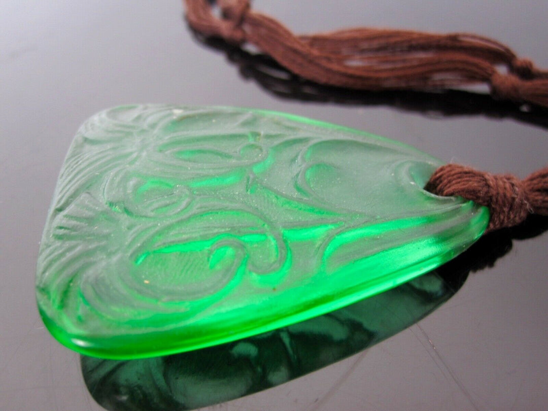 René Lalique : ancien pendentif vert émeraude signé R Lalique. Lys pendant.