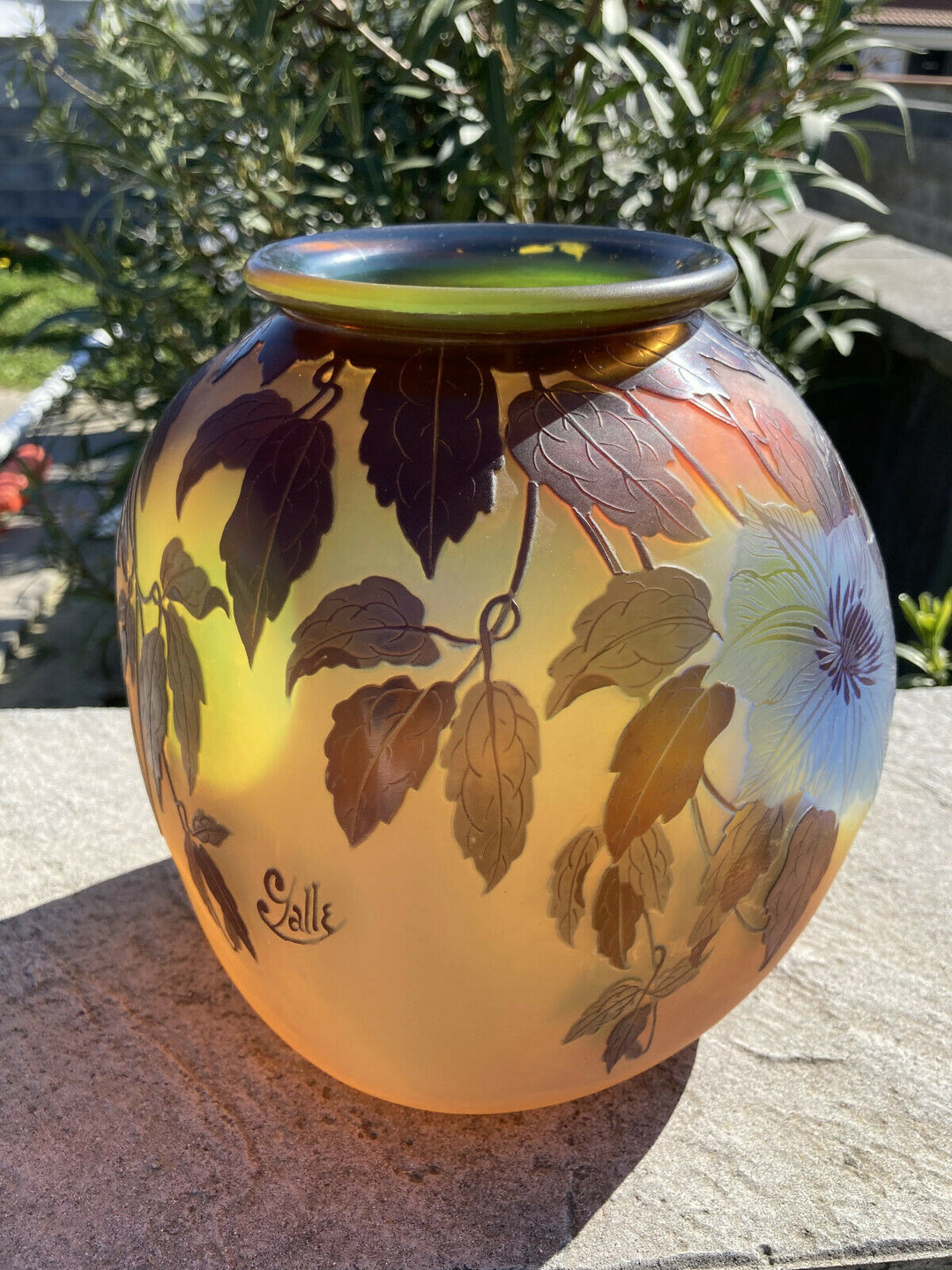 エミールガレ（GALLE）白い花の花瓶のサイン