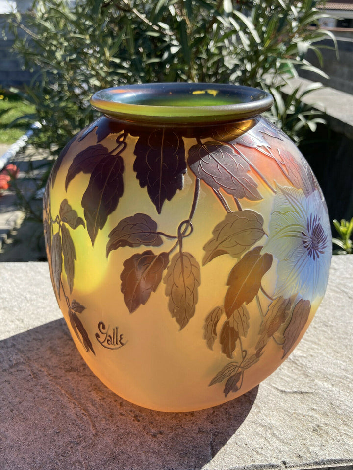 エミールガレ（GALLE）白い花の花瓶のサイン