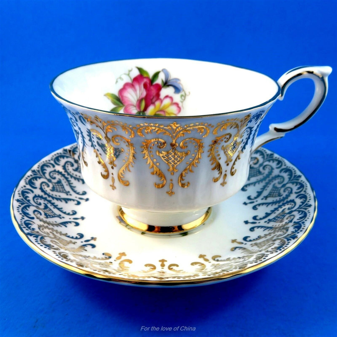 パラゴン　白地にゴールドのモチーフとスイートピー　カップ&ソーサー