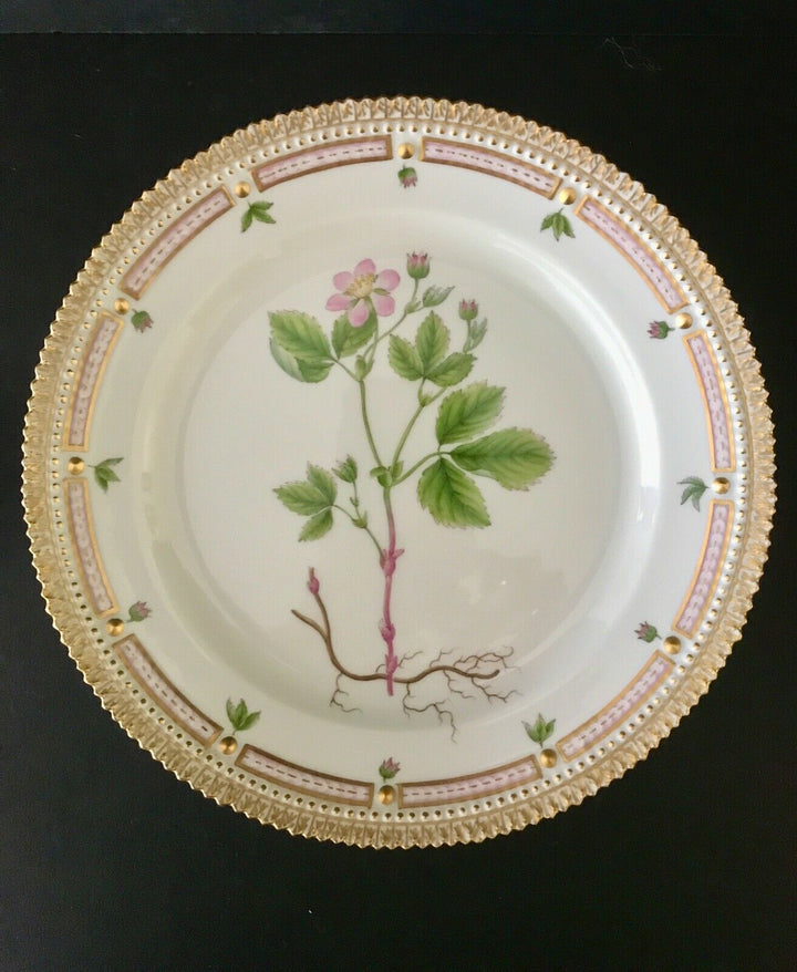 Royal Copenhagen FLORA DANICA Porcelain 8 7/8" Luncheon Plate #3550