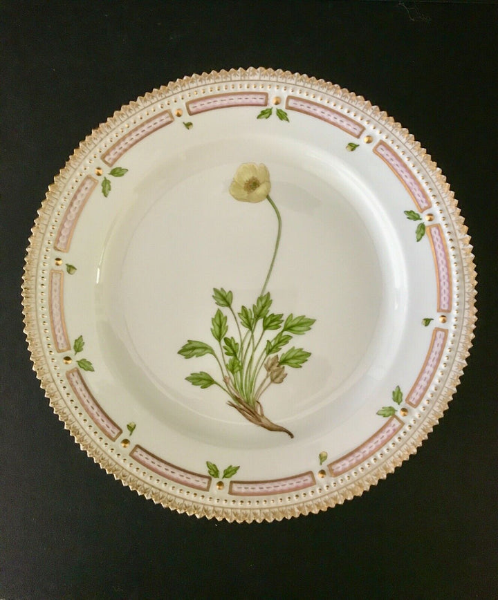 Royal Copenhagen FLORA DANICA Porcelain 8 7/8" Luncheon Plate #3550