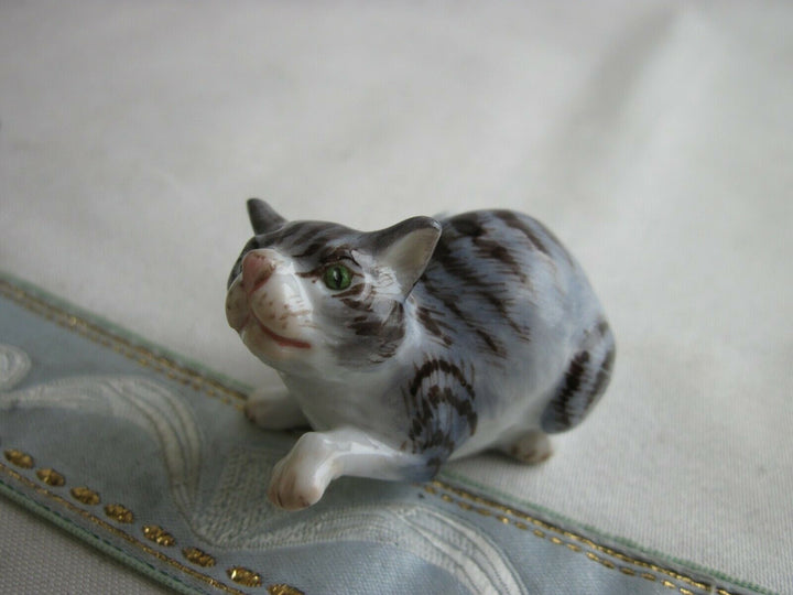マイセン人形、足を出す猫
