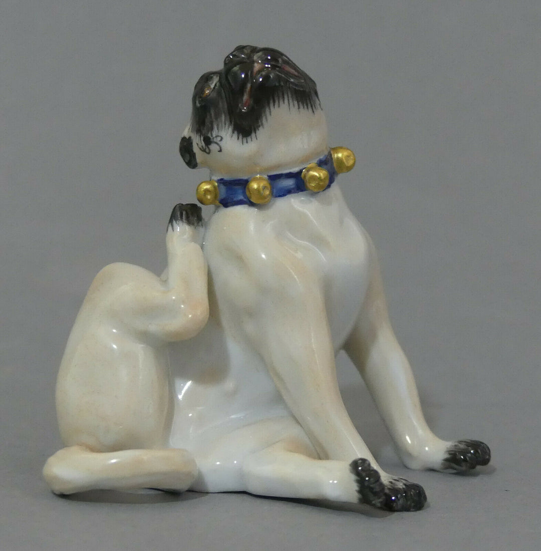 ⚔ Meissen Figur 78773 Mops mit Schellen sitzend sich kraulend 1.Wahl H.6,4cm