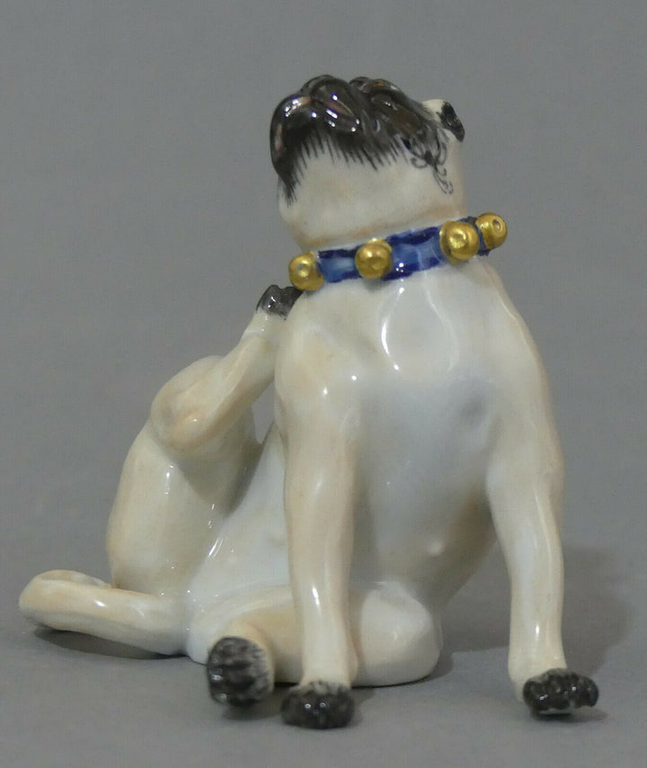 ⚔ Meissen Figur 78773 Mops mit Schellen sitzend sich kraulend 1.Wahl H.6,4cm
