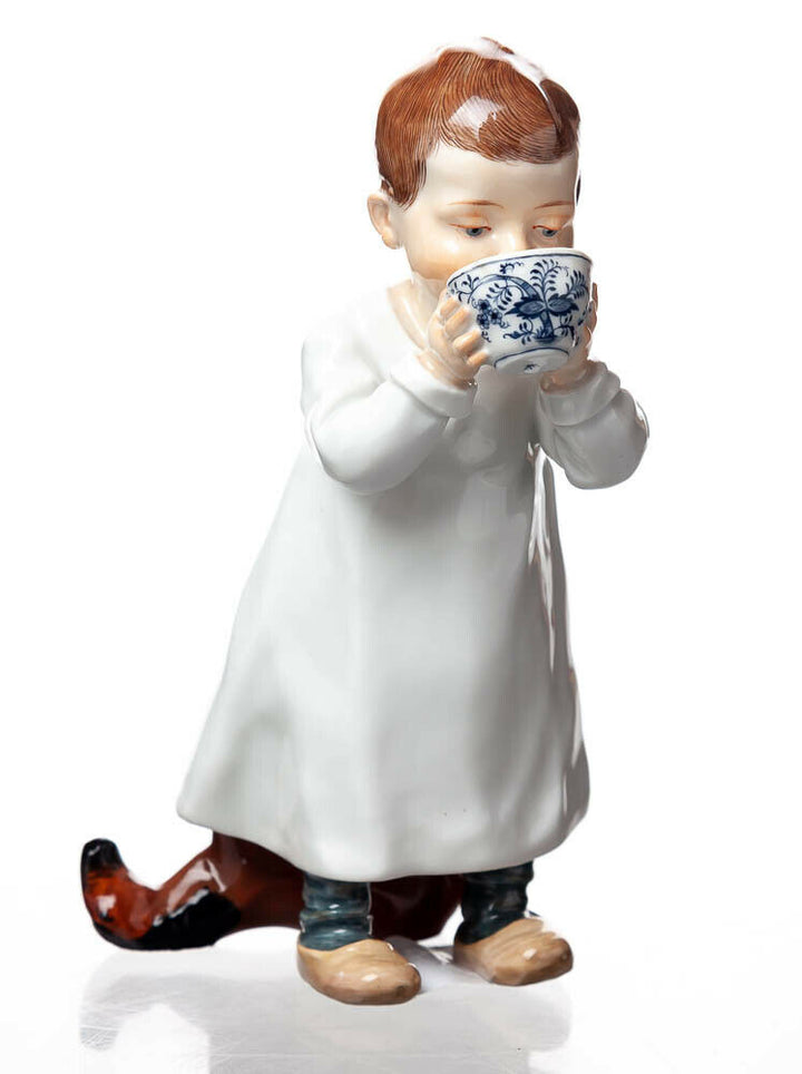マイセン　フィギュリン　カップを持つ男の子　ヘンチェル