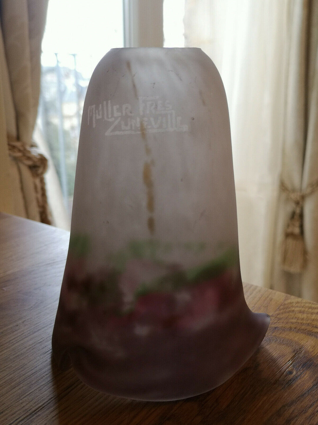 LAMPE ART DECO EN BRONZE. TULIPE EN PATE DE VERRE SIGNEE MULLER FRERES.