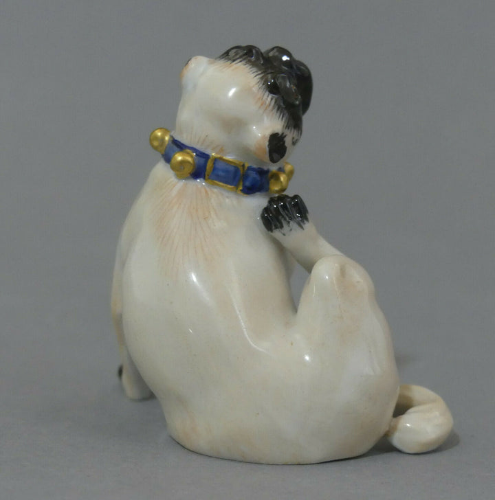⚔ Meissen Figur 78773 Mops mit Schellen sitzend sich kraulend 1.Wahl H.6,4cm