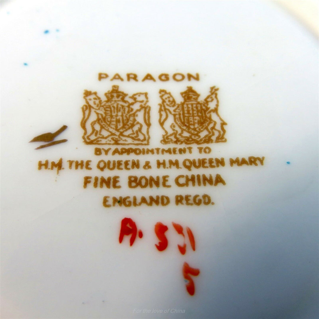 パラゴン　濃いバーガンディレッドとゴールドスターのカップ&ソーサー