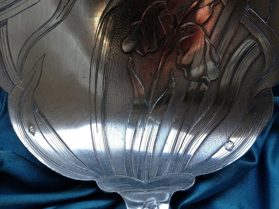 Superbe,Pelle à fraises, argent massif au décor d'iris, ART NOUVEAU.E.PUIFORCAT