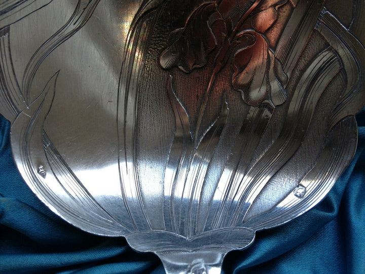 Superbe,Pelle à fraises, argent massif au décor d'iris, ART NOUVEAU.E.PUIFORCAT