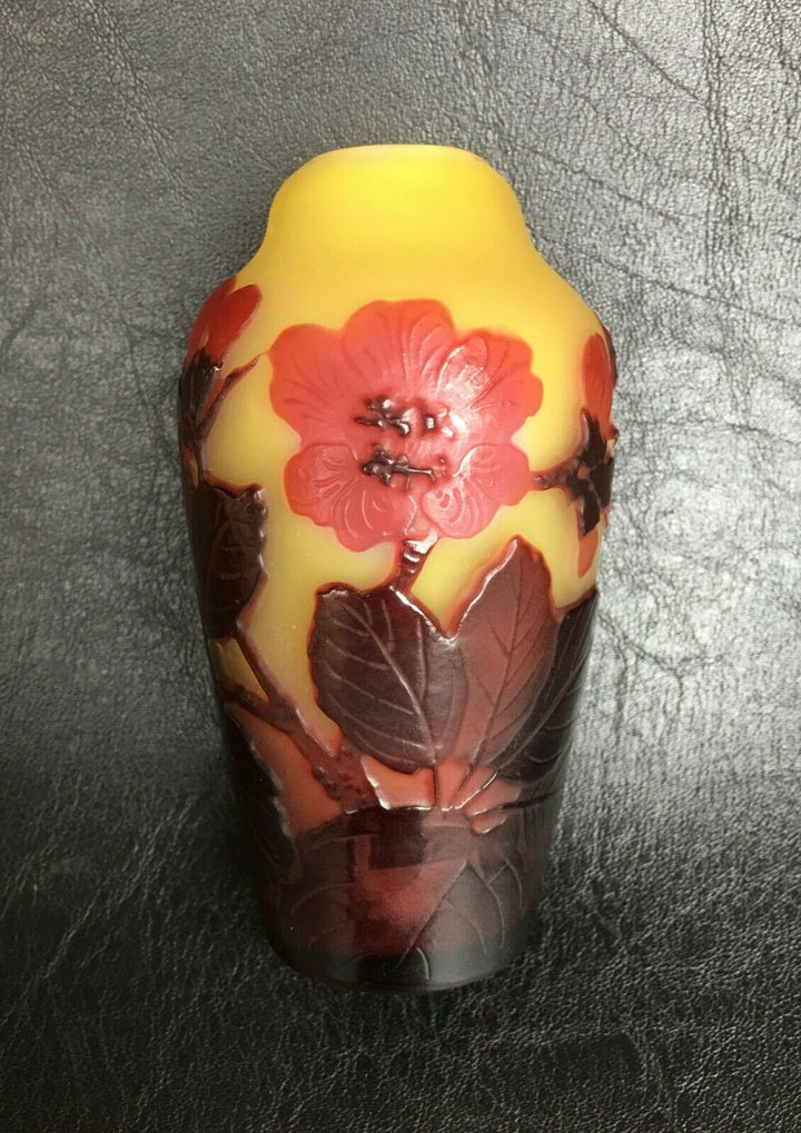 エミールガレ　ボケの花の花瓶 下地が黄色