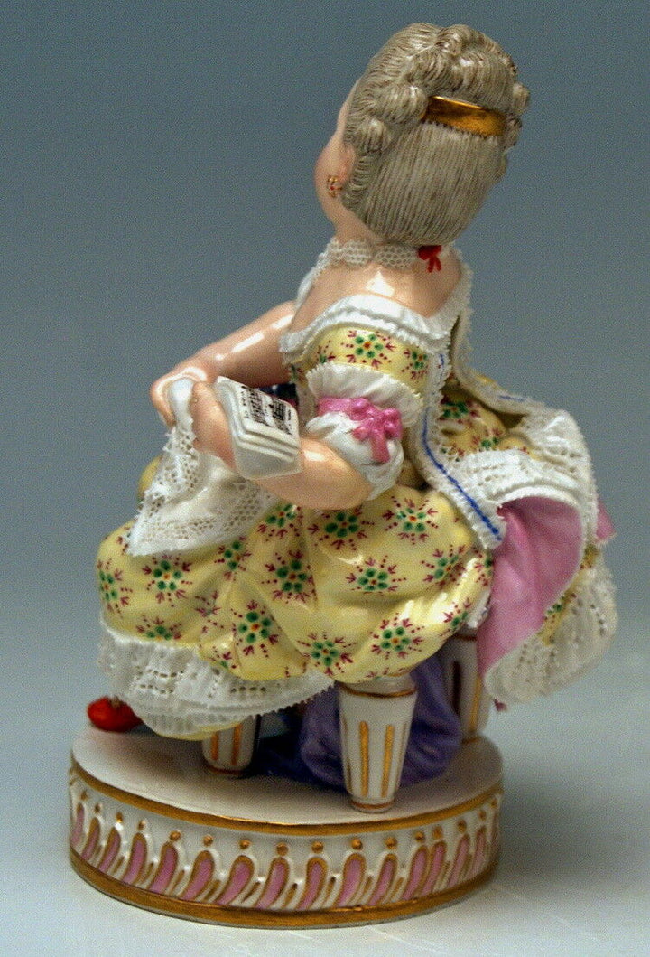 マイセン人形(MEISSEN) 本を持つ若いロココ調の貴婦人