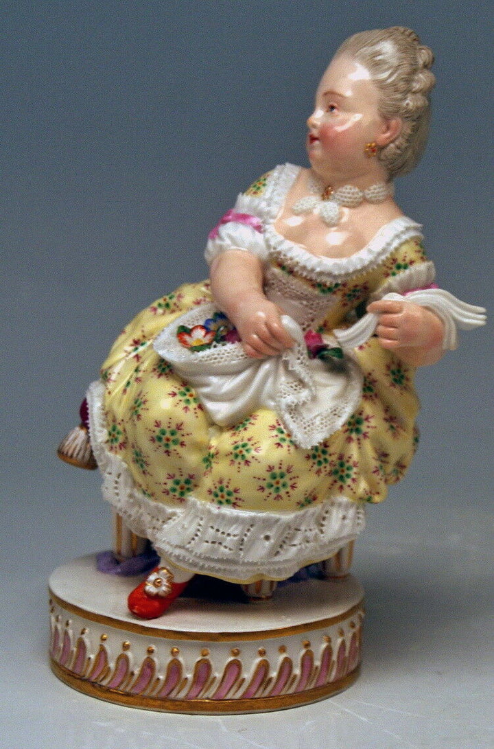 マイセン人形(MEISSEN) 本を持つ若いロココ調の貴婦人