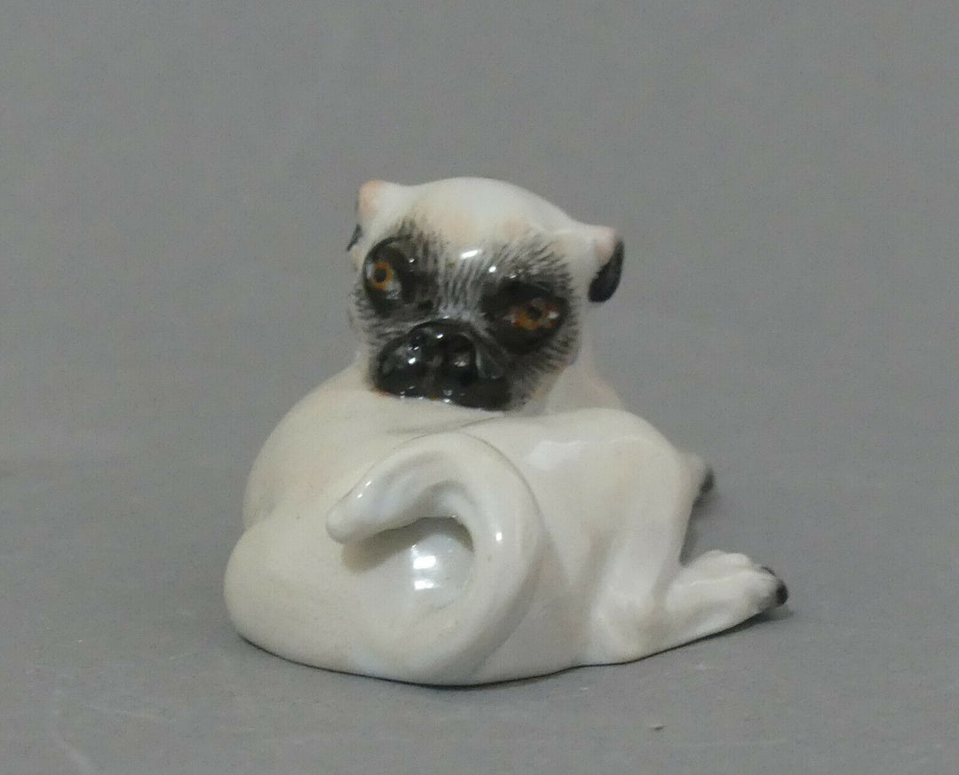 ⚔ Meissen Figur 78627 Mops mit Schellen liegend Kopf nach rechts 1.Wahl L.8,3cm