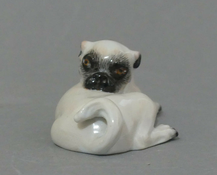 ⚔ Meissen Figur 78627 Mops mit Schellen liegend Kopf nach rechts 1.Wahl L.8,3cm