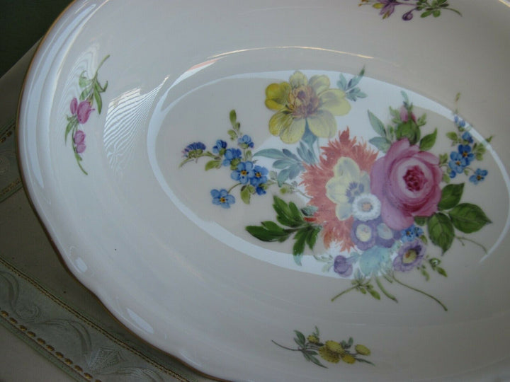Schöne Meissen Schale mit vielen Blumen und Gold