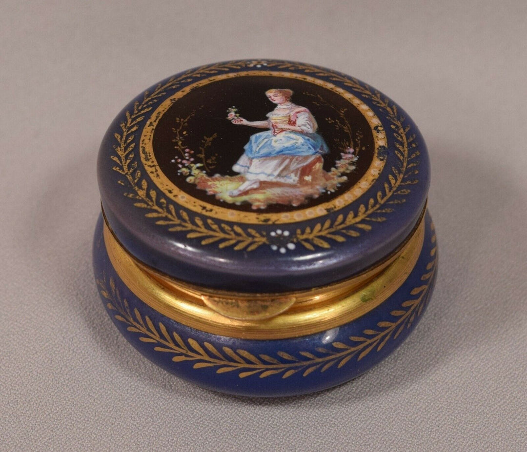 Beautiful Antique French Enamel Snuff Box Brilliant Gold Wash Interior