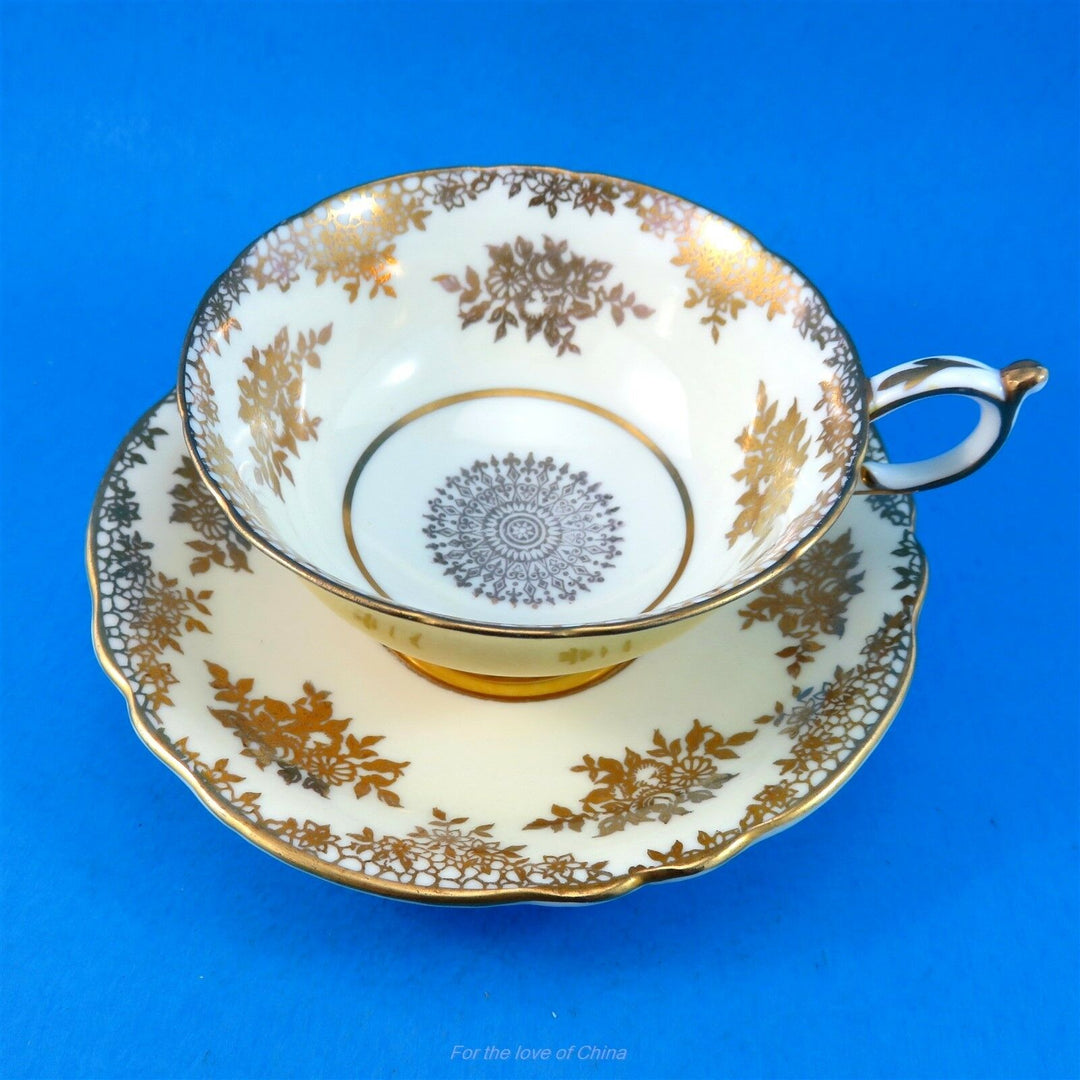 パラゴン　鮮やかなイエローエクステリアにベージュ地とゴールドのカップ&ソーサー