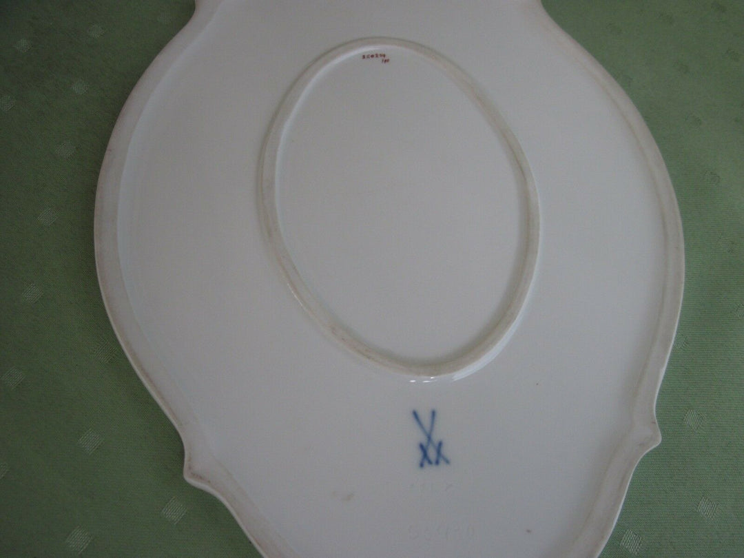 Schöne Meissen Bildplatte mit naturalistische Blumen, Schmetterling und Gold