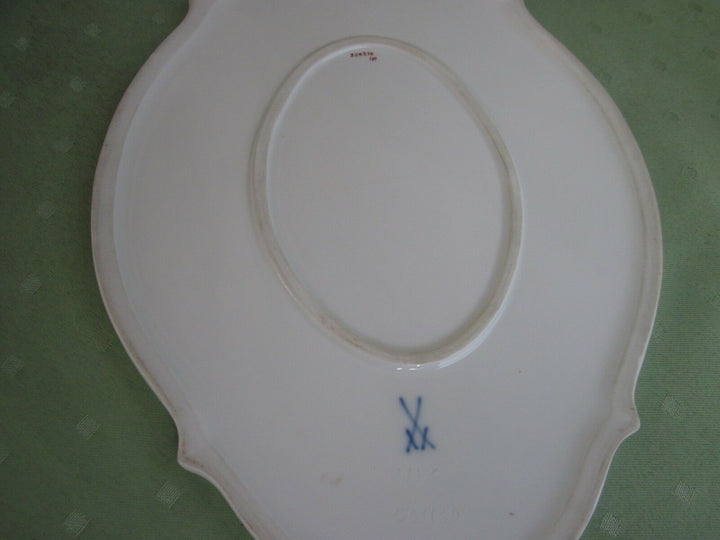 Schöne Meissen Bildplatte mit naturalistische Blumen, Schmetterling und Gold