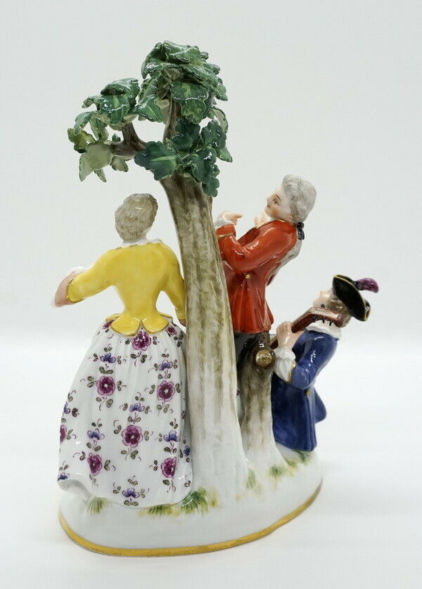 マイセン人形(MEISSEN)ロココシリーズ「木の下でギターを弾く青年と踊る男女」