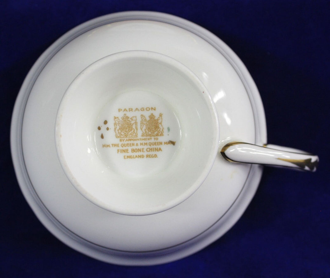 パラゴン　ピンクローズと金彩のロココ文様のレッドカップ＆ソーサー