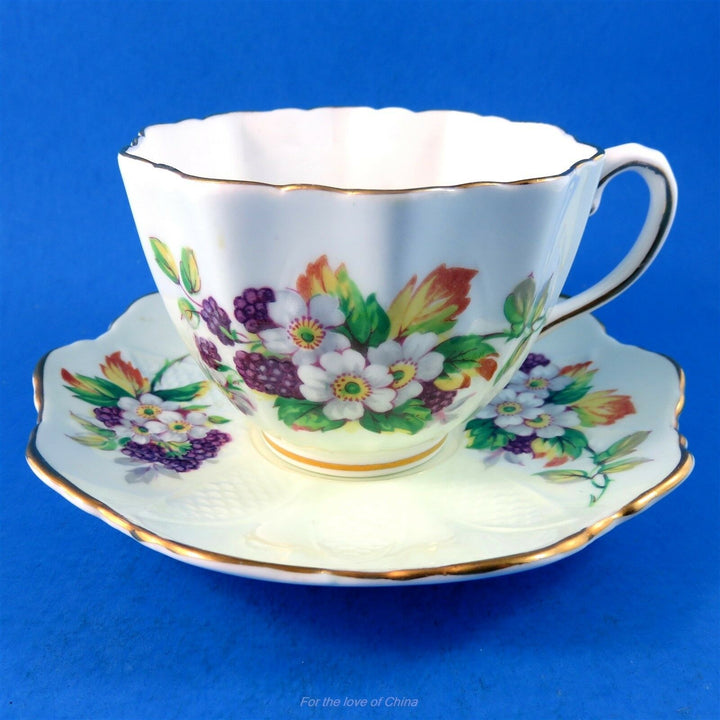 パラゴン　ヴィンテージ風淡いグリーン地のフラワー＆ベリーカップ&ソーサー