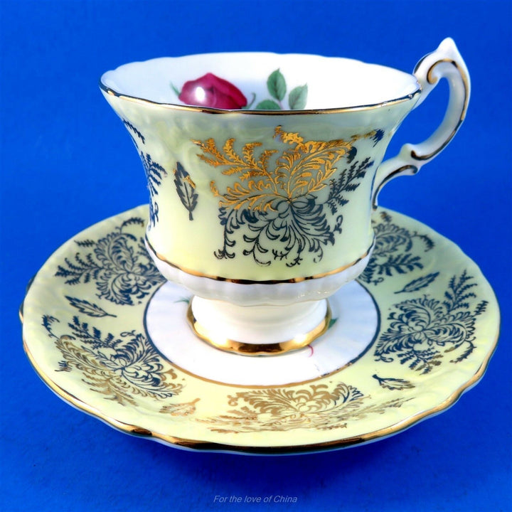 パラゴン　イエローとゴールドの縁にディープレッドの薔薇のカップ&ソーサー