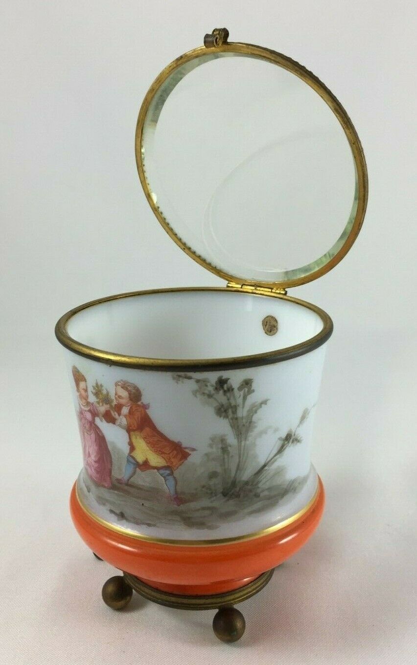 Sweet Box IN Opaline Baccarat Decorated With Romantic Feet Ball XIX ° #H483