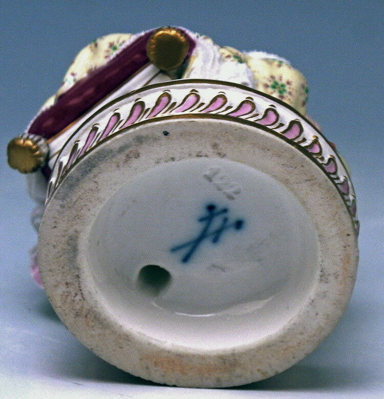 マイセン人形(MEISSEN) 本を持つ若いロココ調の貴婦人