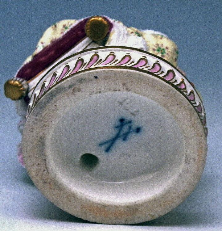 マイセン人形(MEISSEN) 本を持つ若いロココ調の貴婦人