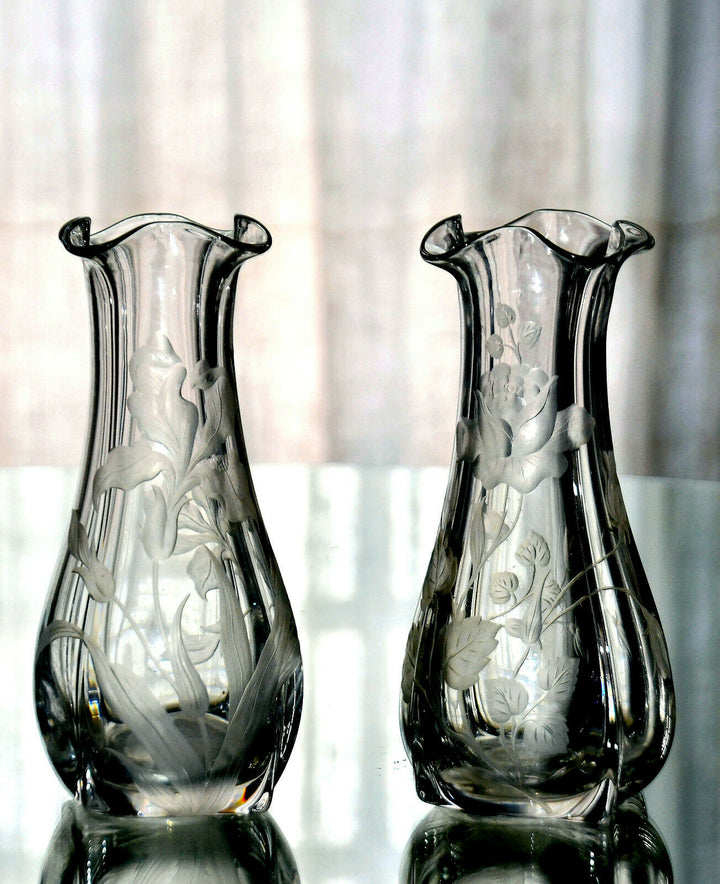 Baccarat. Paire de vases en cristal, à décor gravé à l'acide (rose, iris), 1900.