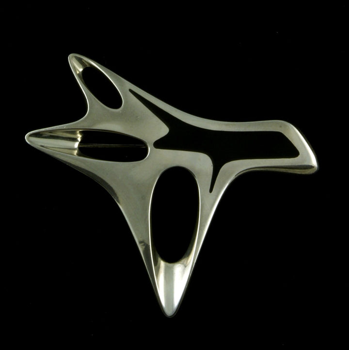 ジョージジェンセン　スターリングシルバー　ブラックエナメルのブローチ　#323　ヘニング・コッペル