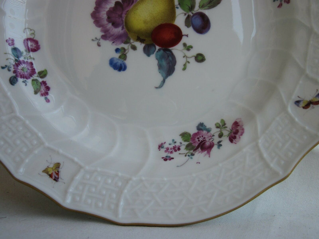 Schöner Meissen Teller mit Früchten, Insekten und Gold