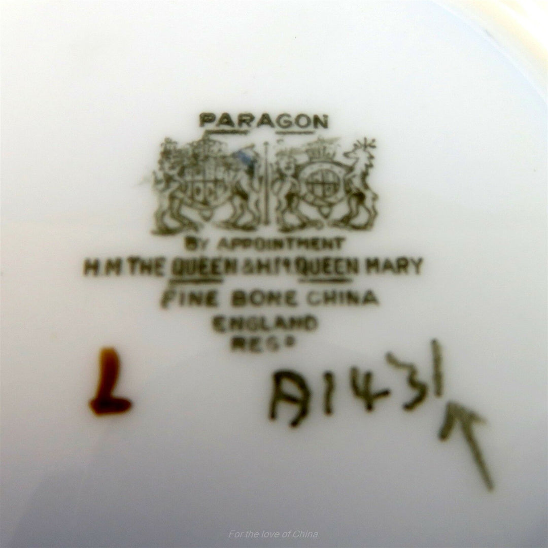 パラゴン　手描きのフローラルブーケと水色のカップ&ソーサー