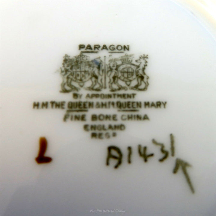 パラゴン　手描きのフローラルブーケと水色のカップ&ソーサー