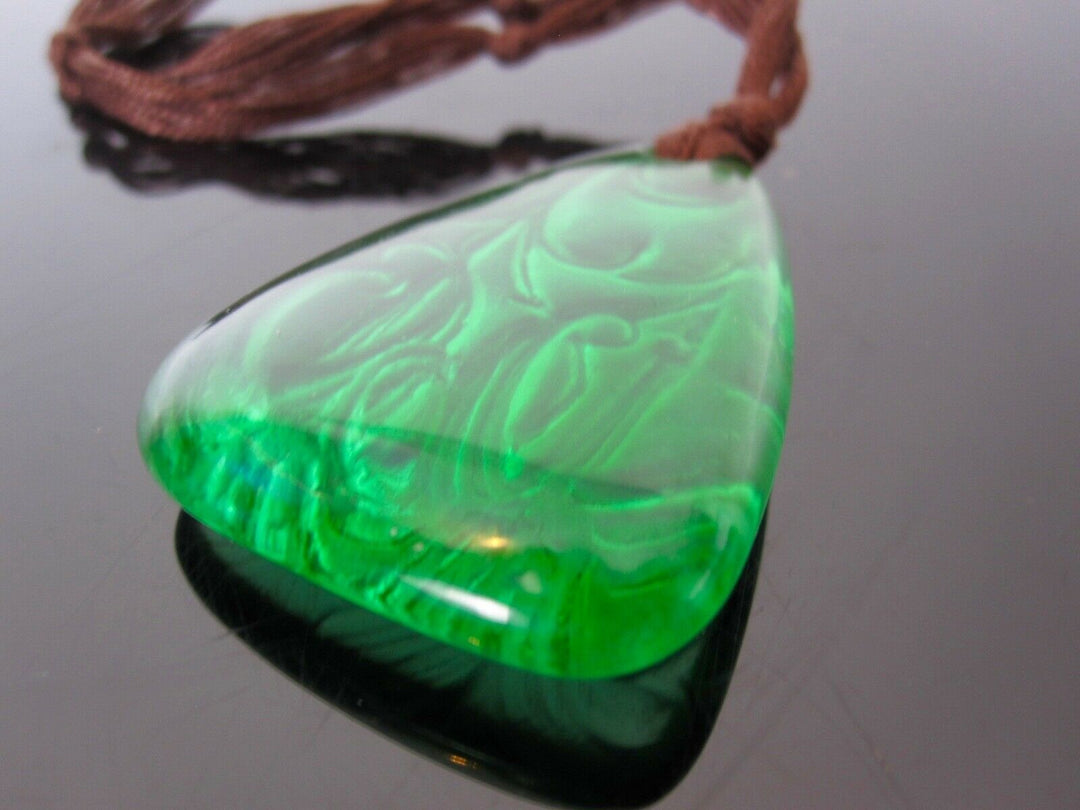 René Lalique : ancien pendentif vert émeraude signé R Lalique. Lys pendant.