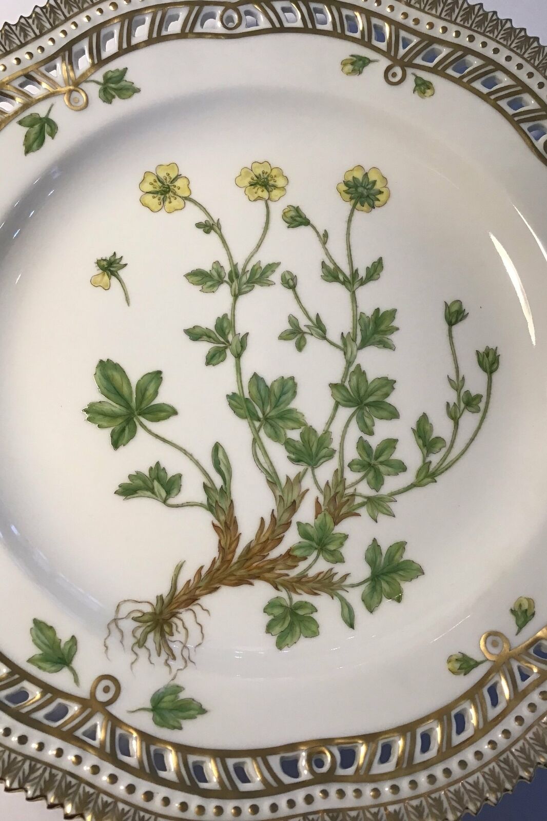 Royal Copenhagen Flora Danica plate with openwork edge No 20/3553