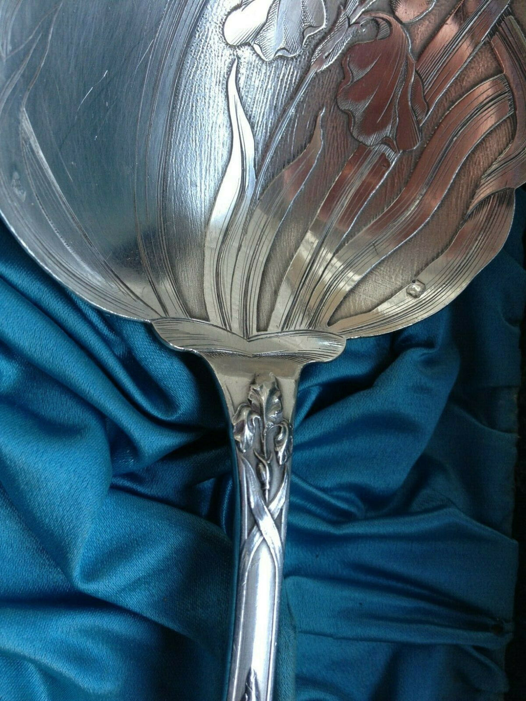 Superbe,Pelle à fraises, argent massif au décor d'iris, ART NOUVEAU.E.PUIFORCAT