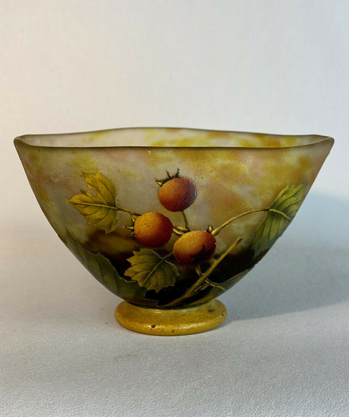 DAUM NANCY /COUPE SUR PIEDOUCHE A DECOR DE GROSEILLE A MAQUEREAUX FOND MARMOREEN