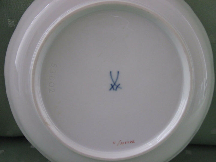 Schöne Meissen Schale mit Schmetterlings und Raupen-Dekor