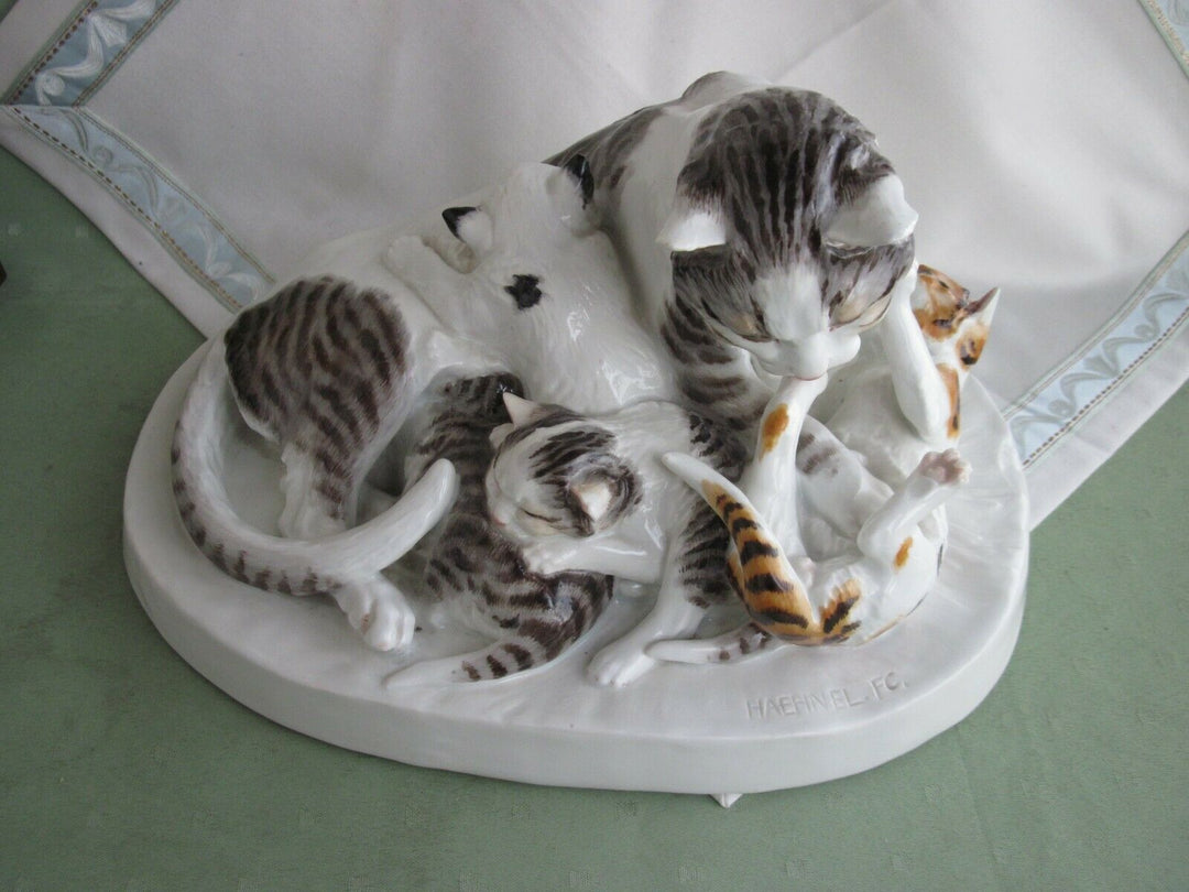 Schöne große Meissen Figur Schlafende Katzen-Gruppe, HAEHNEL FC