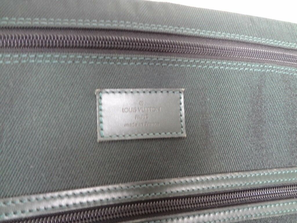 AUTH LOUIS VUITTON Taiga Green LEATHER GARMENT LUGGAGE BAG LV62